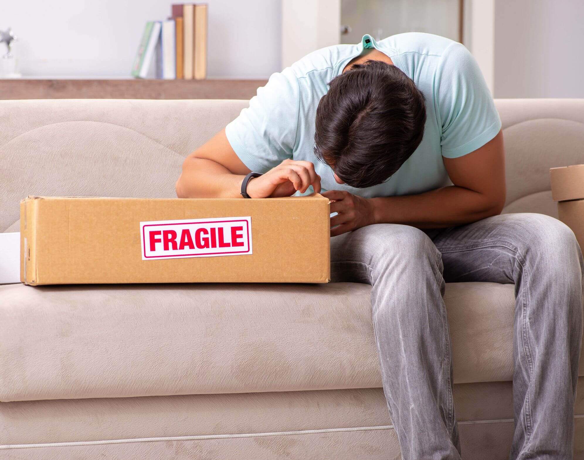 https://crosscountrymovingcompany.net/wp-content/uploads/2017/09/Guy-packing-fragile-items-in-a-box.jpg