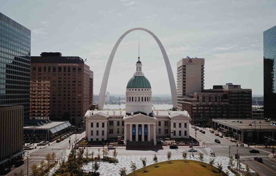 Saint Louis museum with the Arch in the background