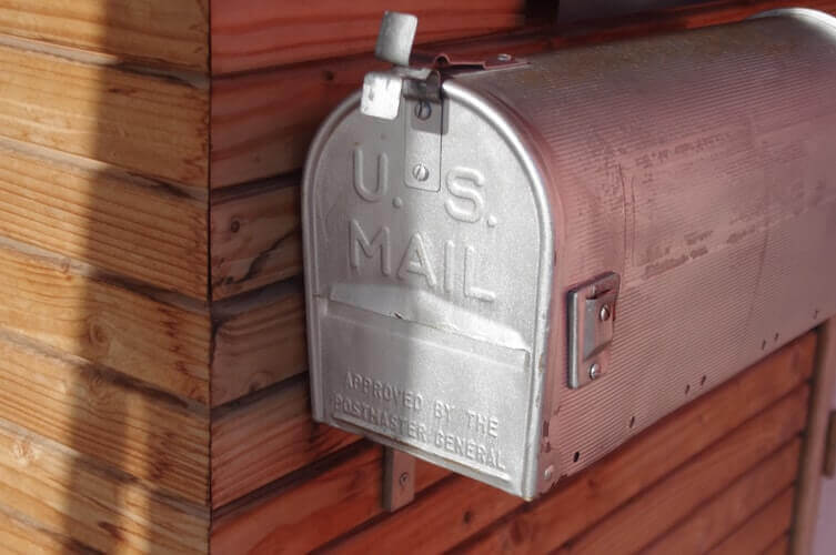 A white US mailbox