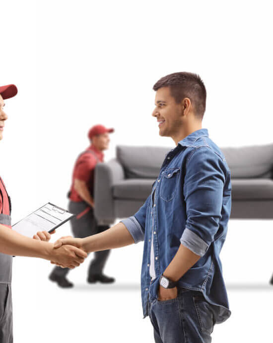 mover and customer are shaking hands after they agreed on the conditions for a long-distance moving