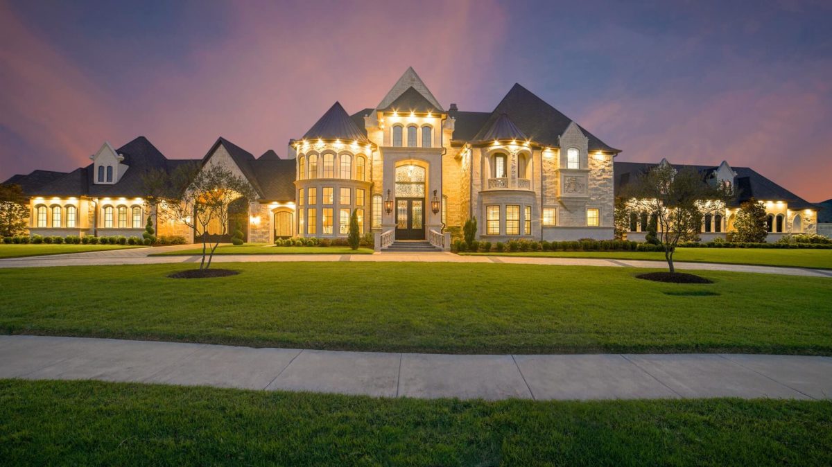 A large mansion in which our Dallas movers can help you move in